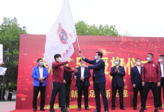 中国足坛又一笑话，新辽足豪言接过67年旗帜，却曝出欠薪丑闻