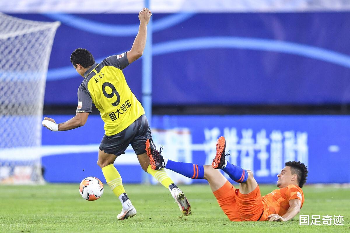 中国足球再现业余1幕：鲁能连丢2球，场上比分却变成0比3(2)