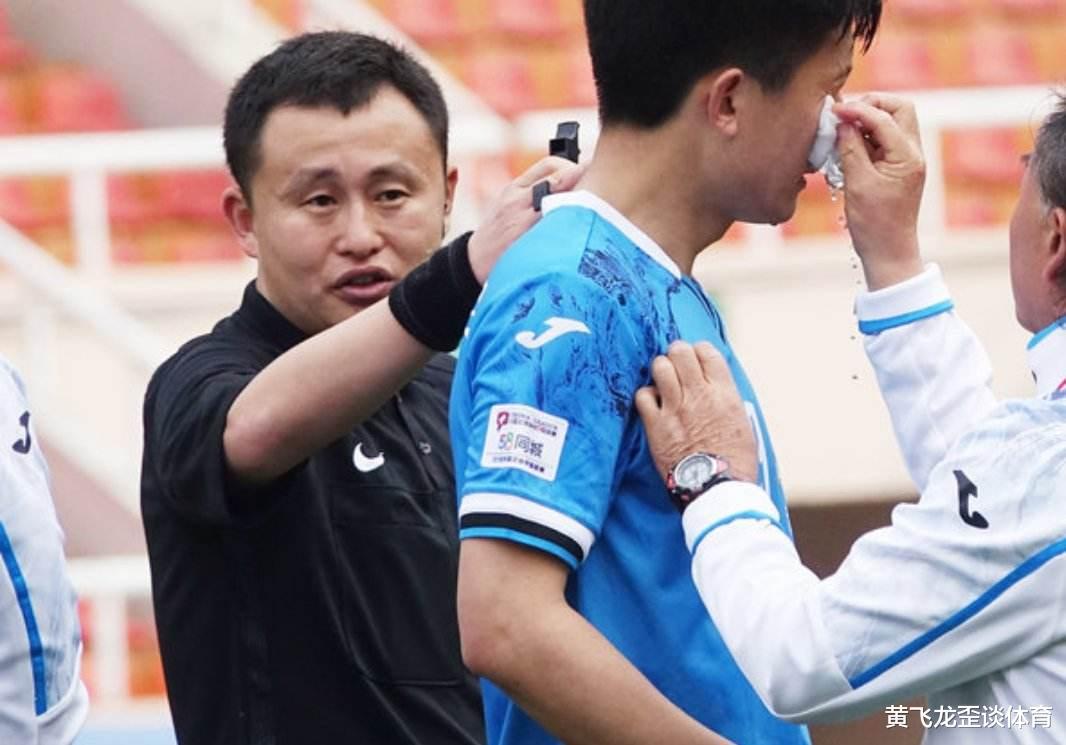 武汉卓尔与石家庄永昌比赛出现小插曲，裁判受伤是被球员打的吗？(5)