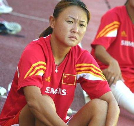 她是中国女足第一人，进球后却脱衣庆祝，腹肌令现场球迷看呆