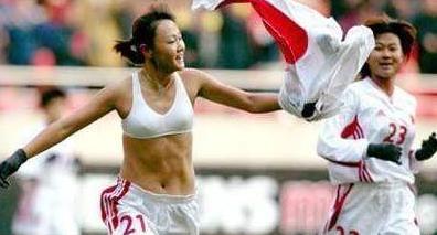 她是中国女足第一人，进球后却脱衣庆祝，腹肌令现场球迷看呆(2)