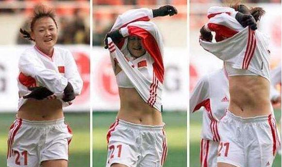 她是中国女足第一人，进球后却脱衣庆祝，腹肌令现场球迷看呆(3)