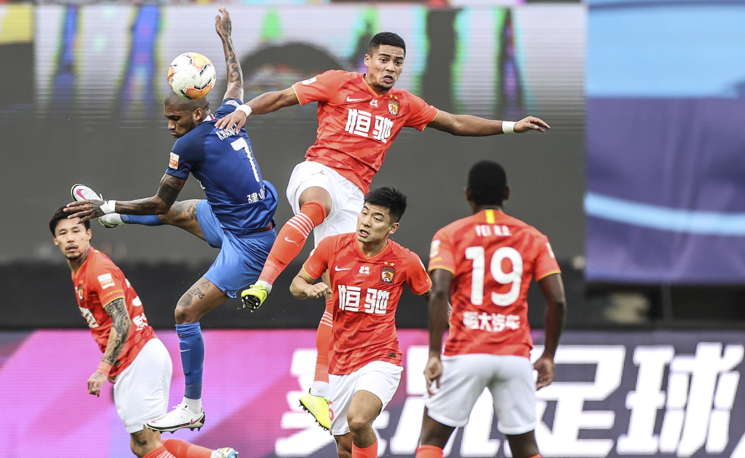 中国男足在沪备战世预赛中超间隙低强度集训