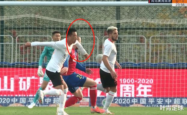 中超巨大争议：武汉外援被狠踢2脚，明显红牌，裁判不看VAR(2)