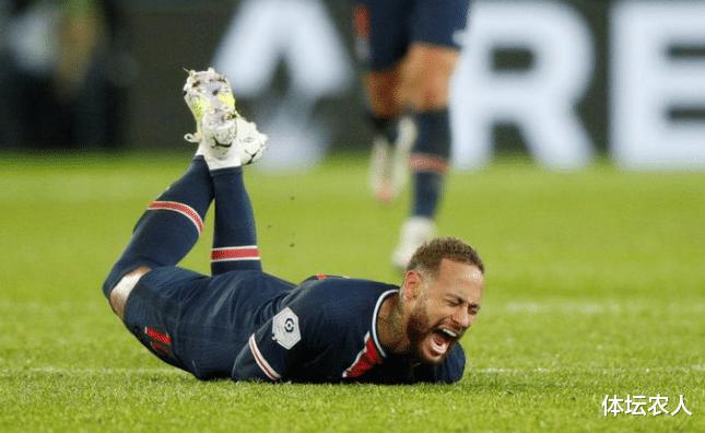 内马尔突遭重伤！巴黎巨星怒拍草坪，含泪被抬出赛场！(1)
