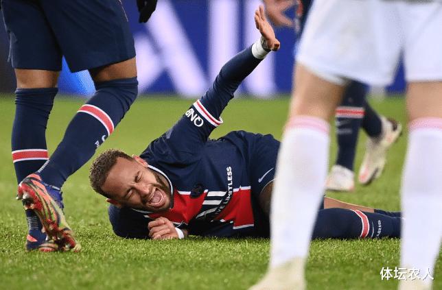 内马尔突遭重伤！巴黎巨星怒拍草坪，含泪被抬出赛场！(3)