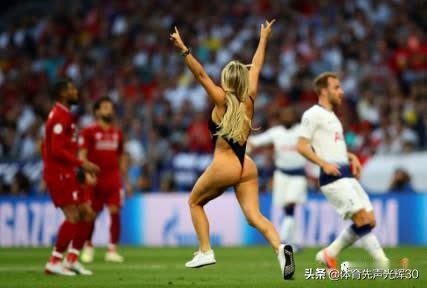 欧冠决赛疯狂一幕 女球迷身穿比基尼闯入赛场(2)