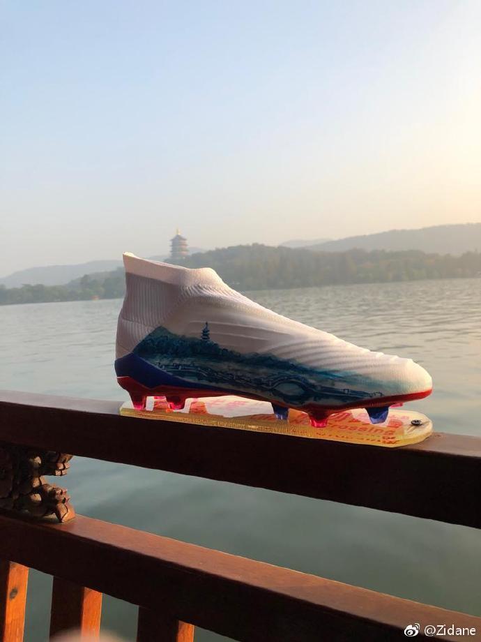 欧冠足球齐达内签名套装 齐达内“杭州西湖”战靴出炉(6)