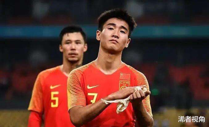 突发！中国足球传来坏消息：国足集训遇难题，冲击世界杯悬了(4)