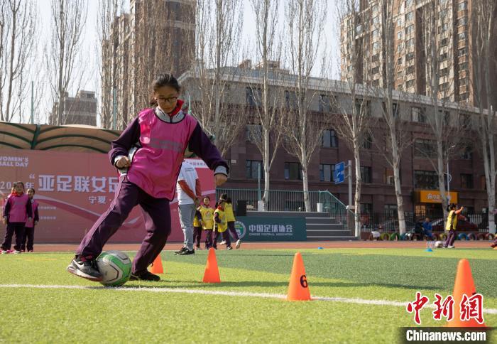 女孩足球节走进宁夏 小小运动员驰骋绿茵场(1)