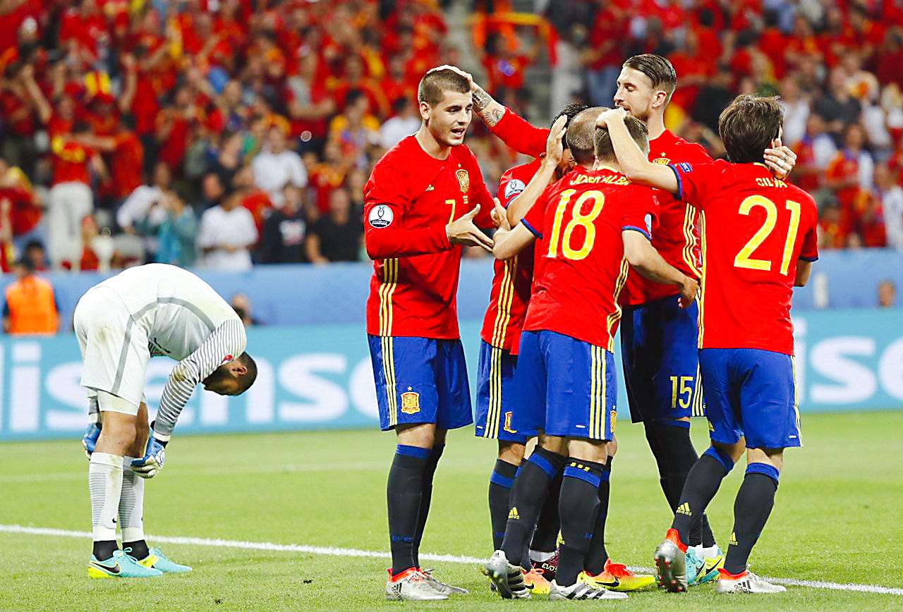 世预赛 西班牙VS希腊 西班牙主场连胜状态 希腊后防面临考验(2)
