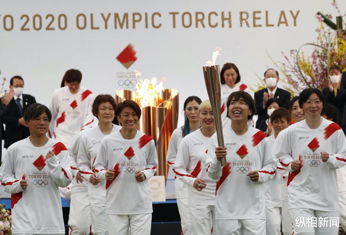 东京奥运火炬开启121天传递，日本冠军女足队跑第一棒，圣火在途中意外熄灭(1)