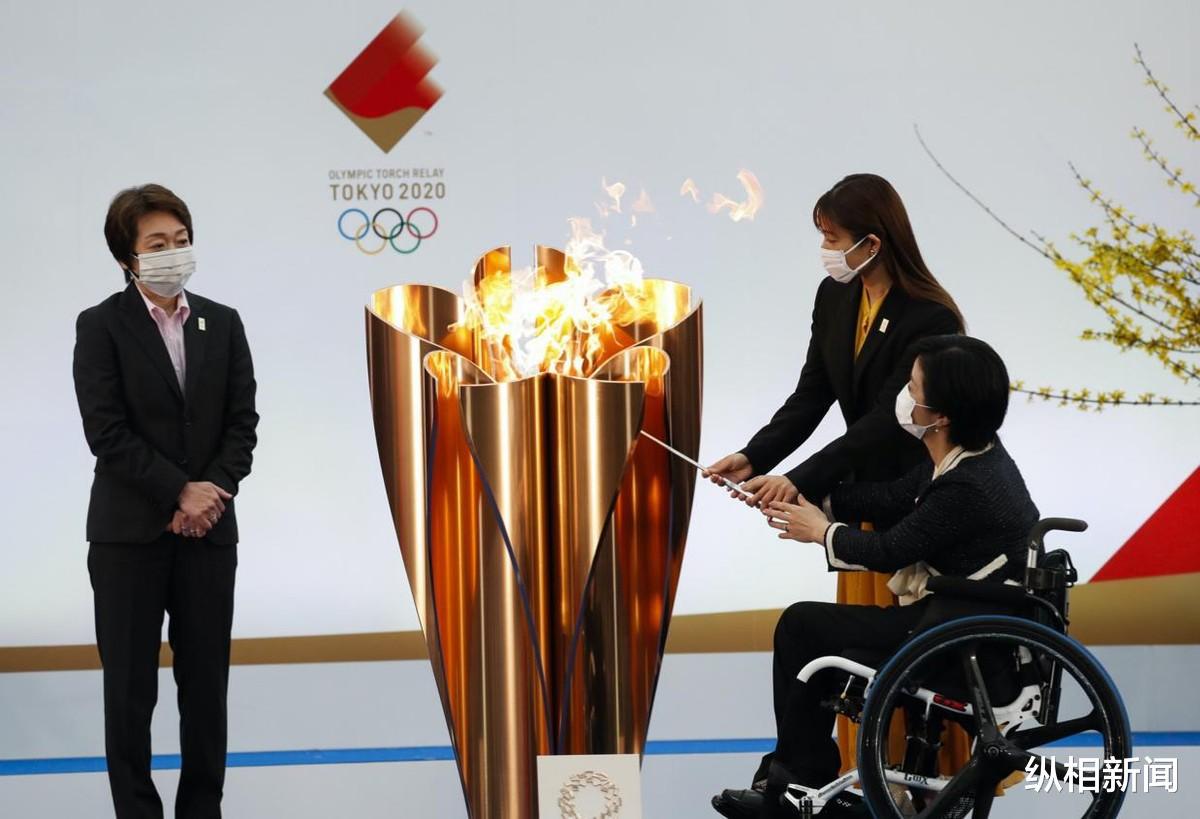东京奥运火炬开启121天传递，日本冠军女足队跑第一棒，圣火在途中意外熄灭(2)