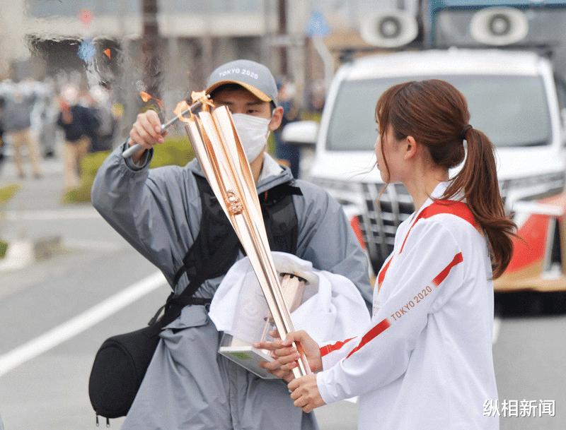 东京奥运火炬开启121天传递，日本冠军女足队跑第一棒，圣火在途中意外熄灭(4)