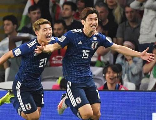 韩日大战日本队大胜的背后，首发8名海归，中国足球差距多少年？(4)