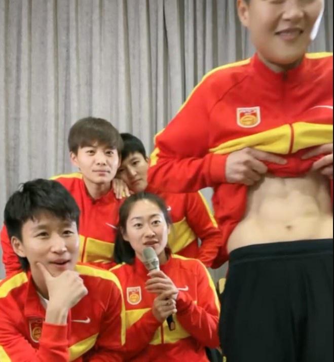 中国女足球员马君秀出6块腹肌, 线条明显
