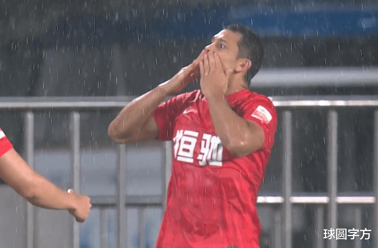 2-0！广州终于露出王者风范，中超出现第二个“郜林”，郑智笑了(2)