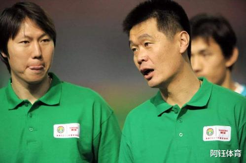 中国教练中，李霄鹏和李铁哪个人执教水平更高？(1)