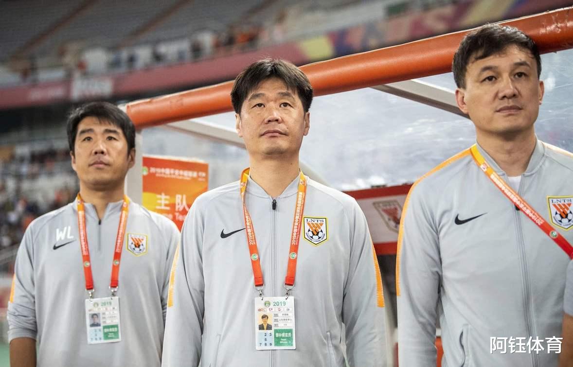 中国教练中，李霄鹏和李铁哪个人执教水平更高？(2)