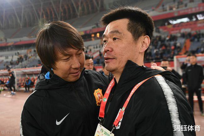 中国教练中，李霄鹏和李铁哪个人执教水平更高？(3)