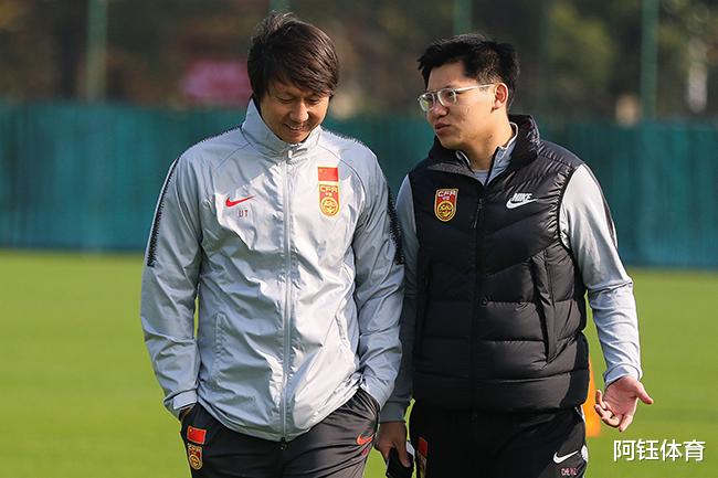 中国教练中，李霄鹏和李铁哪个人执教水平更高？(4)