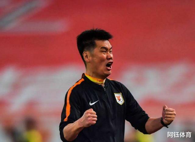 中国教练中，李霄鹏和李铁哪个人执教水平更高？(5)