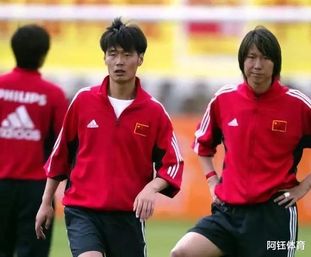 中国教练中，李霄鹏和李铁哪个人执教水平更高？(9)