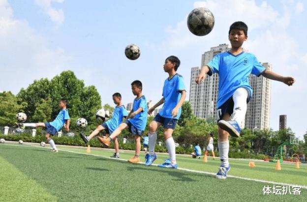 关于小孩踢球，李玮锋说出中国家长心声：大家都忙着养家糊口呢！(2)