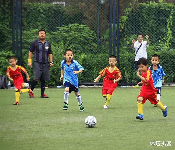 关于小孩踢球，李玮锋说出中国家长心声：大家都忙着养家糊口呢！(3)