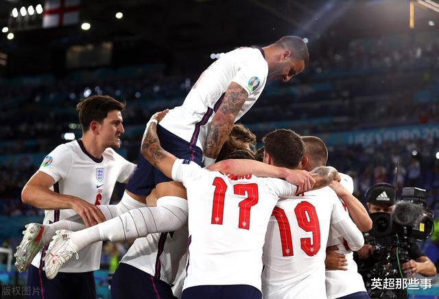4-0！英格兰横扫晋级，追平欧洲杯最佳战绩，16分钟头球3连击！(1)