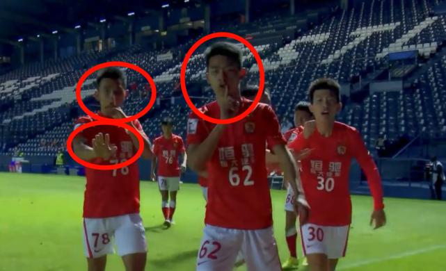 凭乌龙球获亚冠首球后，广州恒大球员疯狂庆祝，多人作出闭嘴手势(1)
