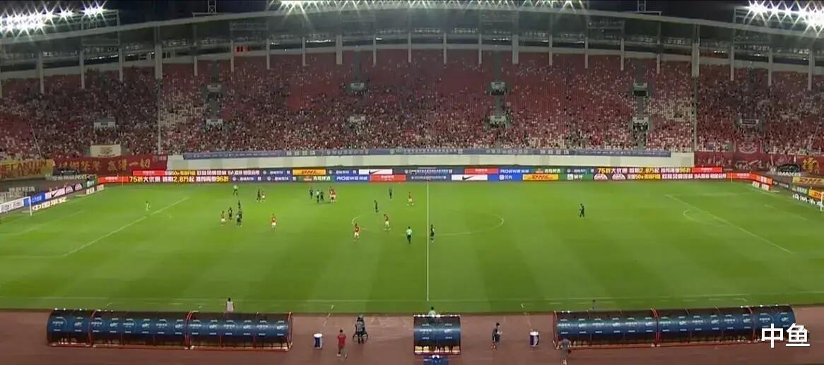 中超联赛遇冷场！广州赛区越秀山体育场只得80人入场观看比赛(2)