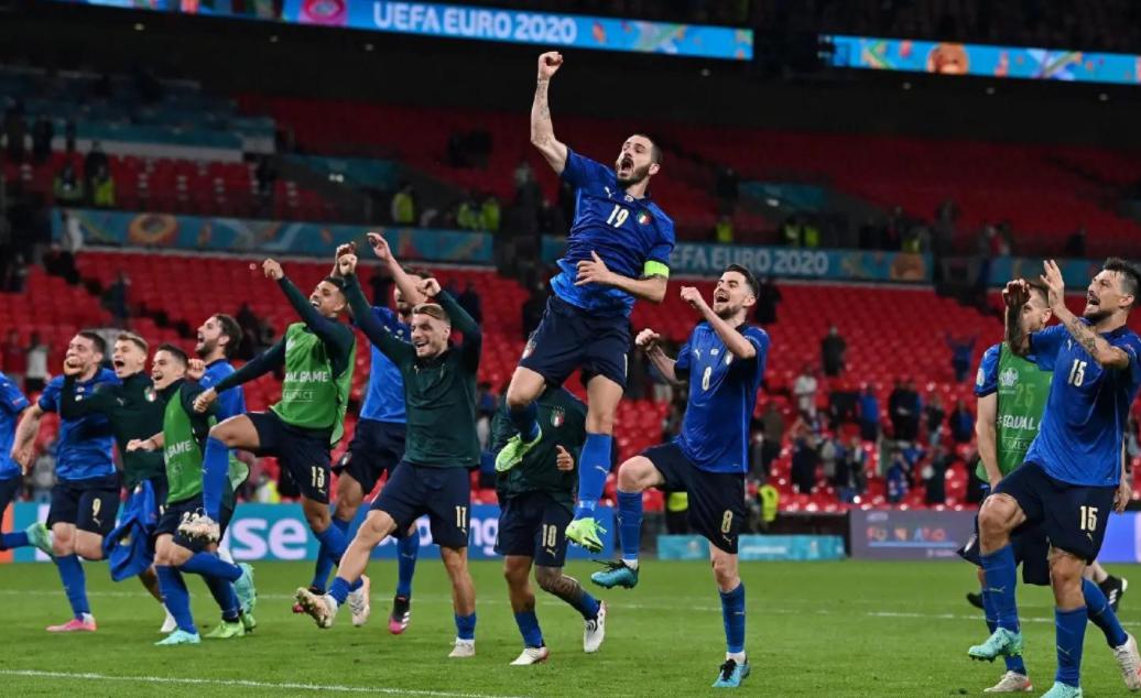 欧洲杯决赛，在温布利球场的助威下，英格兰梦幻开局