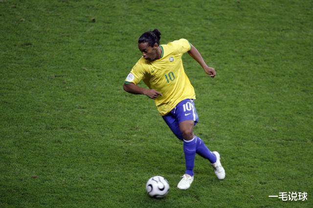 02世界杯，巴西对英格兰的比赛，为何选择小罗去罚那个任意球？(1)