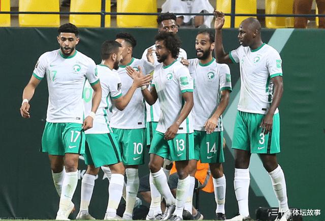 国足输球或遭沙特羞辱：亚冠东亚长期压制西亚，沙特球迷借此发泄(2)