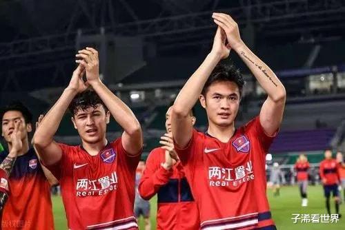 上午8点! 上海媒体曝出争议猛料: 中国足球成大笑话, 球迷吐槽声一片