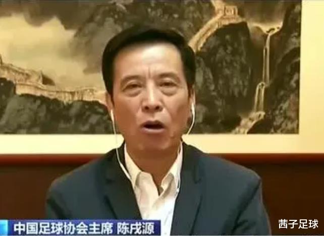 记者：中国足协几十年来一直在进行否定，该坚持的不坚持(1)