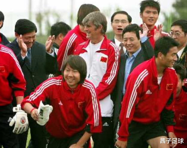记者：中国足协几十年来一直在进行否定，该坚持的不坚持(2)
