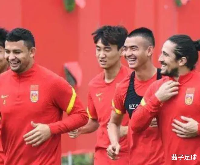 记者：中国足协几十年来一直在进行否定，该坚持的不坚持(3)