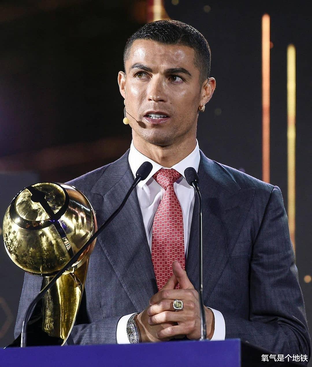 C罗今年不可能有金球奖，但他有机会得到个人第七个迪拜环球奖！(1)
