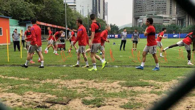 中国足球悲催2021，大佬跑路，领导转圈，留下球迷怎么办？