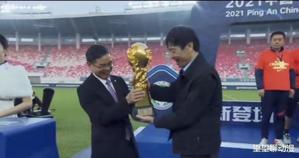 随着郑铮和费莱尼联手举起火神杯，山东泰山正式加冕2021赛季中超联赛的冠军