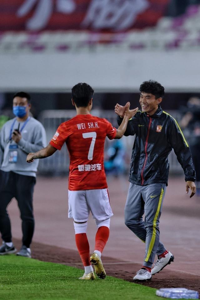 41岁的郑智还在踢球，为何41岁的小罗白发苍苍像个老人？(2)