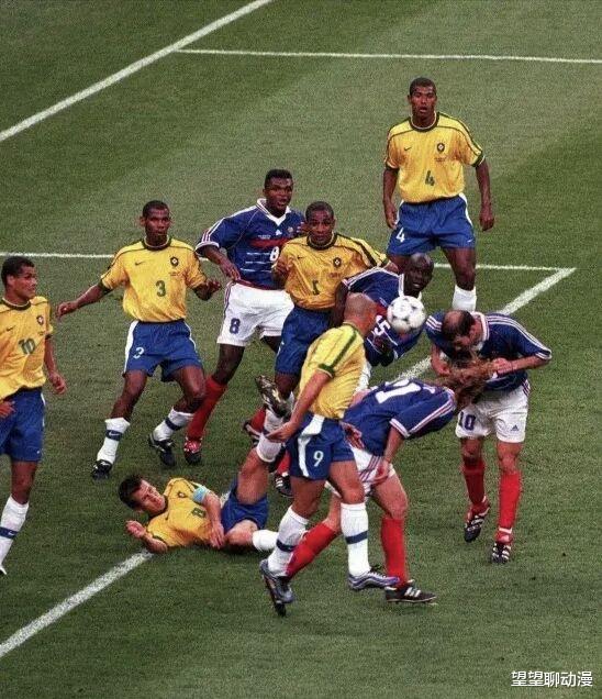 1998世界杯决赛，罗纳尔多赛前突然发病，表现形同梦游，让很多球迷认为这场比赛是假球(3)