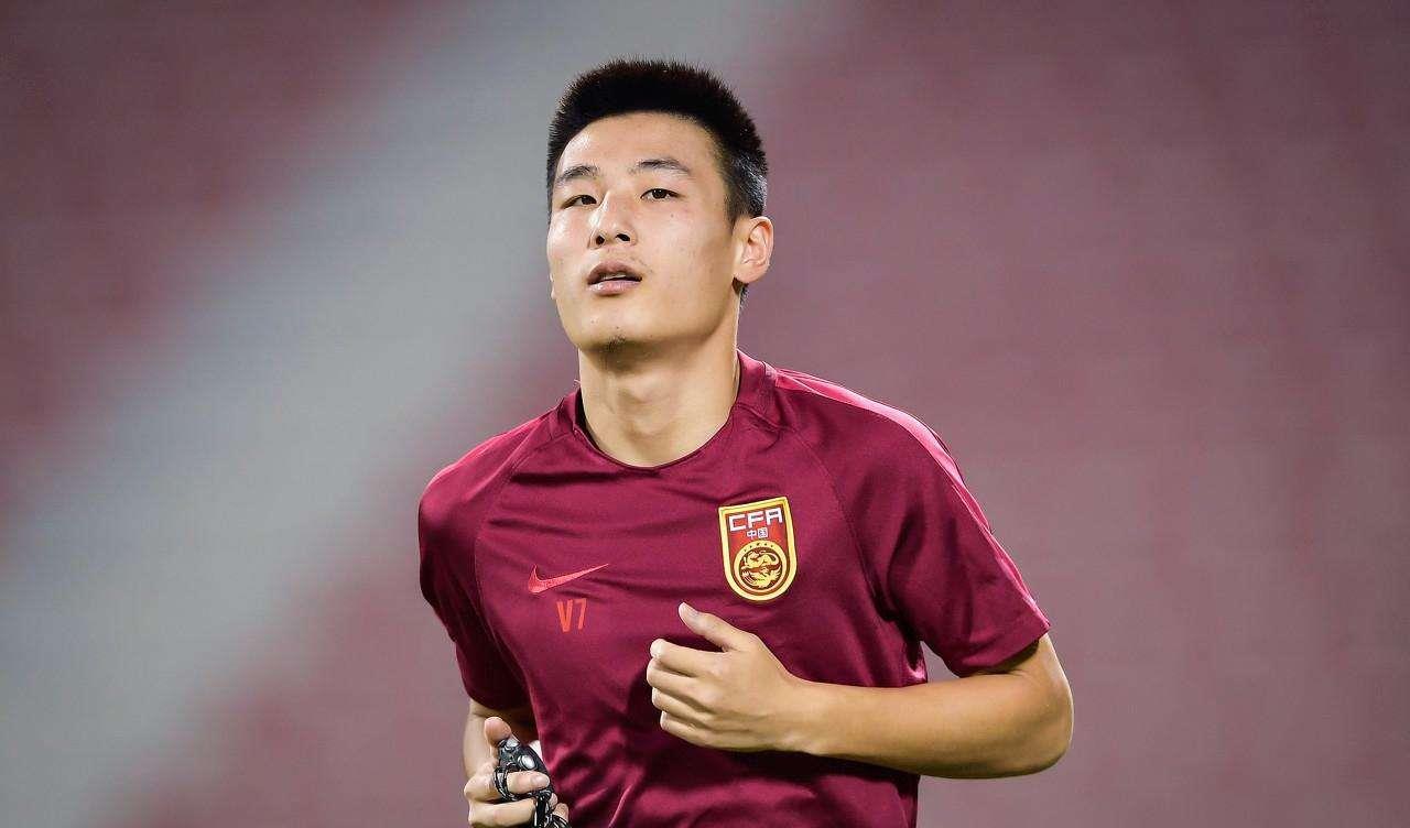 备受关注的武磊，说他是国足中最好的前锋？他有什么样的经历(9)