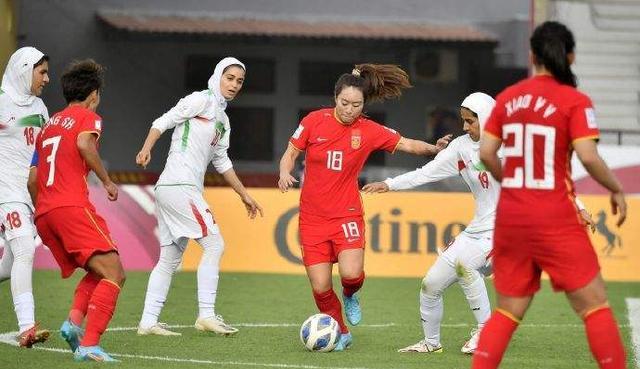 点赞！女足为中国足球争光，外媒：她们比男足强多了(1)