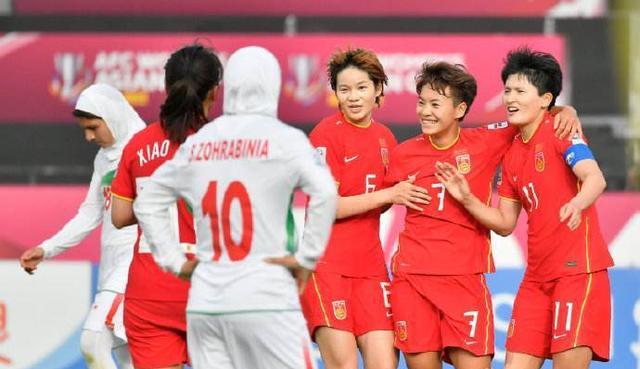 点赞！女足为中国足球争光，外媒：她们比男足强多了(2)