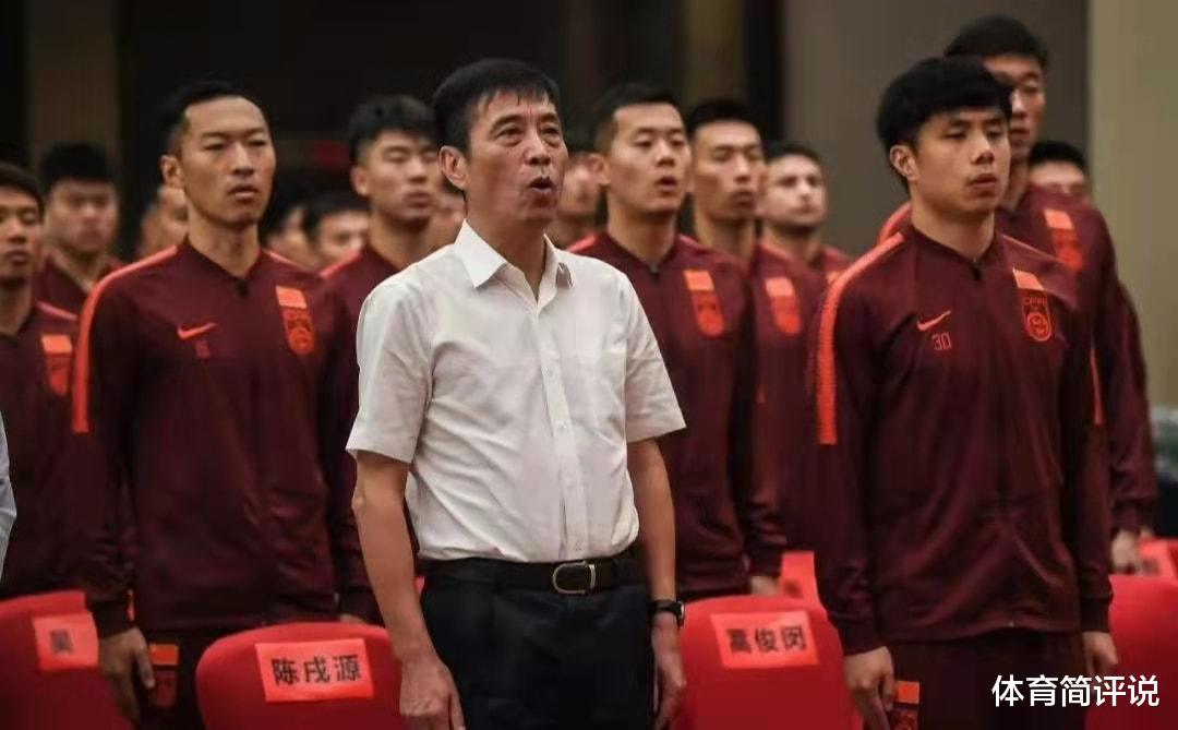 讽刺！国足1-3越南队赛前，足协主席陈戌源获赠1件越南队10号球衣(1)