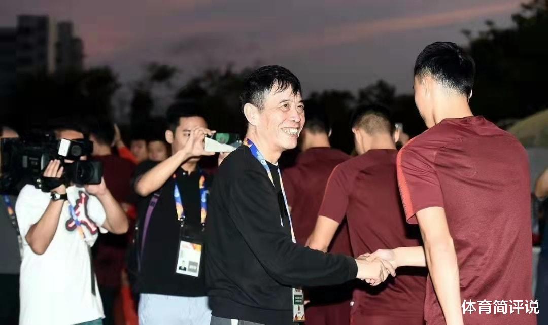 讽刺！国足1-3越南队赛前，足协主席陈戌源获赠1件越南队10号球衣(6)