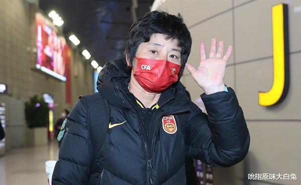 中国女足受赞助商青睐，记者说球员年薪高，唐佳丽传中球出界了吗(3)